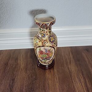 Vtg Chinese Satsuma Style Hand Painted Gold Moriage Porcelain Vase 8” wood base